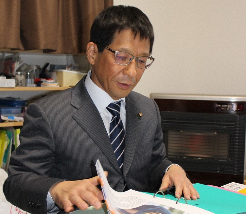 「赤平と福島はエネルギー政策に振り回されたという点で二重写し」と話す鈴木さん=北海道赤平市豊里で2021年3月1日、源馬のぞみ撮影