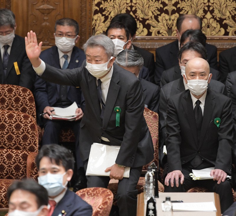 参院予算委員会で自民党の大家敏志氏の質問に答えるため挙手するNTTの澤田純社長(左)。右は東北新社の中島信也社長=国会内で2021年3月15日午前9時8分、竹内幹撮影