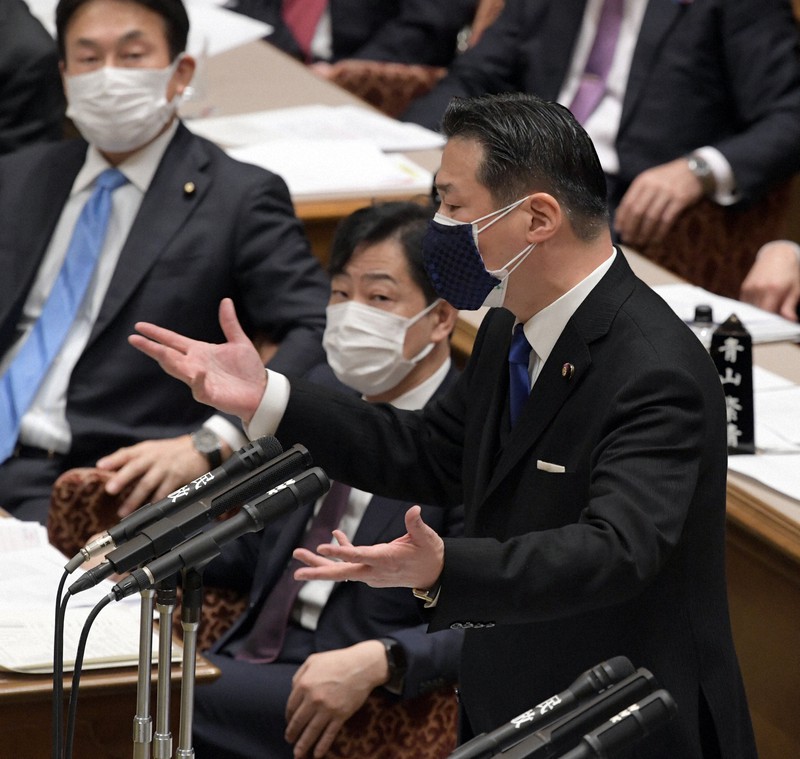 参院予算委員会で東北新社の接待問題などについて質問する立憲民主党の福山哲郎幹事長=国会内で15日、竹内幹撮影