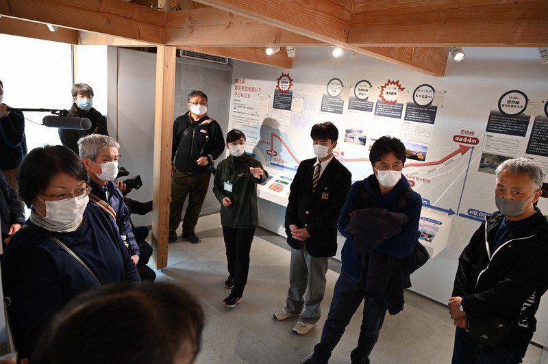 岩手県釜石市の「いのちをつなぐ未来館」で菊池のどかさん(右から4人目)から話を聞く大川小の遺族ら=同市鵜住居町で2020年11月22日午後1時半、百武信幸撮影