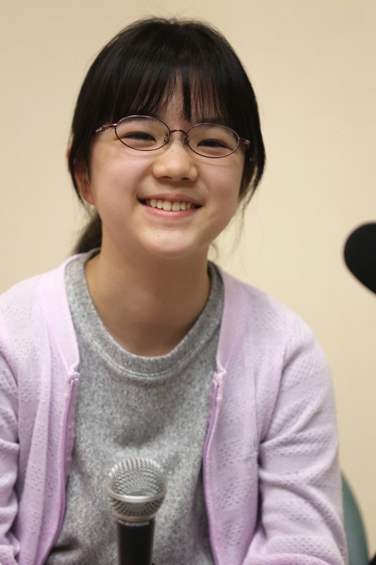 史上最年少での二段への昇段が決まり、報道陣の取材で笑顔を見せる仲邑菫初段=東京都千代田区で2021年3月15日午後1時6分、小川昌宏撮影