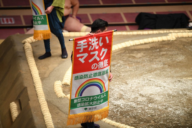 手洗いやマスクの徹底を呼びかけ、新型コロナウイルス感染拡大防止を訴える東京都の告知旗=東京・両国国技館で2021年3月14日、丸山博撮影