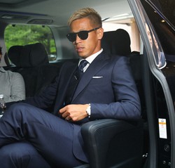 本田圭佑がネフチ入団会見で 常に新しい挑戦がしたい 地元記者の質問に通訳を介して英語で対応 スポニチ