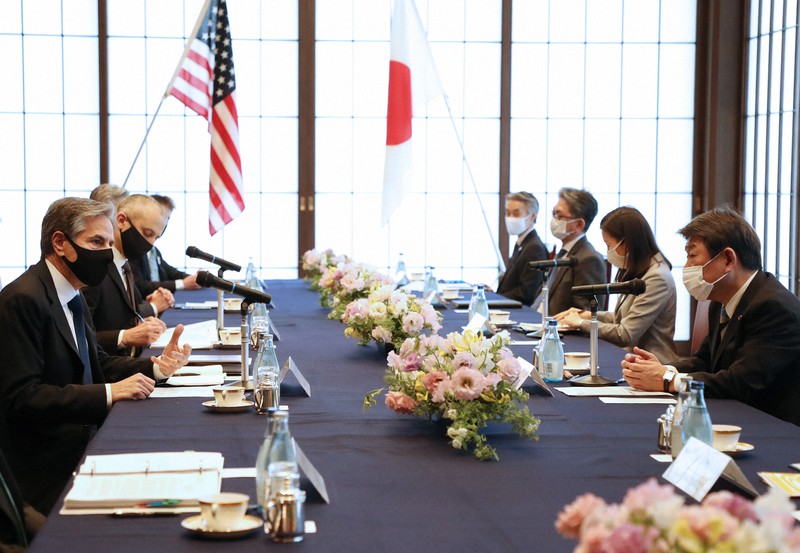 会談に臨む茂木敏充外相(右端)とブリンケン米国務長官(左端)=東京都港区の外務省飯倉公館で2021年3月16日午後1時32分(代表撮影)