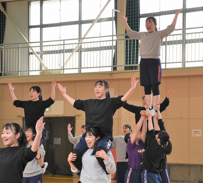 本番に向けて練習に励む長野商業高チアリーディング部=長野市妻科の市中部勤労青少年ホームで2021年3月12日午前10時37分、島袋太輔撮影