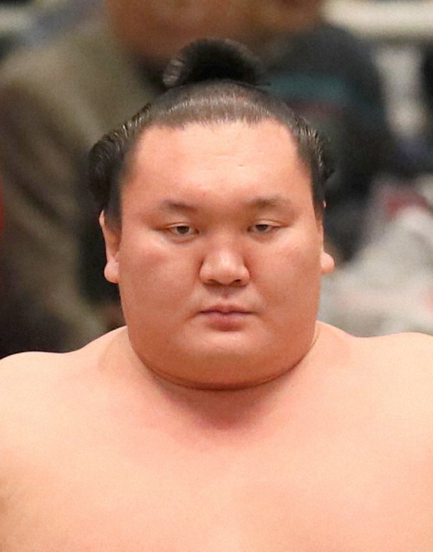 白鵬 白鵬「手術要する」右膝軟骨損傷、5場所連続休場 7月場所で進退へ
