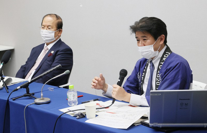 聖火リレーについて、記者会見で質問に答える東京オリンピック・パラリンピック組織委員会の中村英正ゲームズ・デリバリー・オフィサー(右)。左は武藤敏郎事務総長=東京都中央区で2021年3月16日午後2時40分(代表撮影)