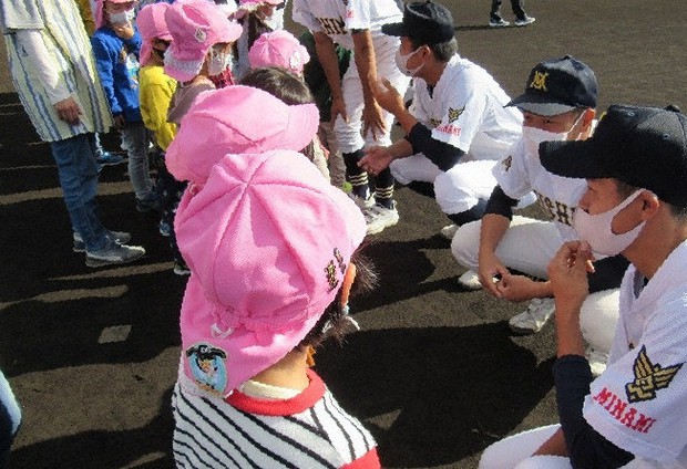 2020年11月に開かれた野球体験会で、三島南の選手と交流する静岡県三島市立大場幼稚園の園児たち=大場幼稚園提供