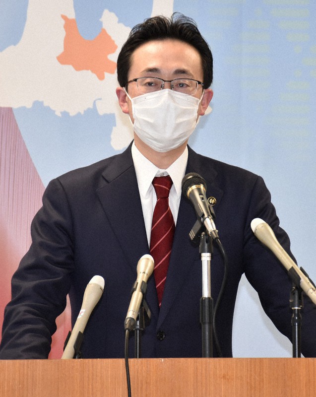 青森市内で発生したクラスターについて説明する小野寺晃彦市長=青森市役所で2021年3月16日、南迫弘理撮影