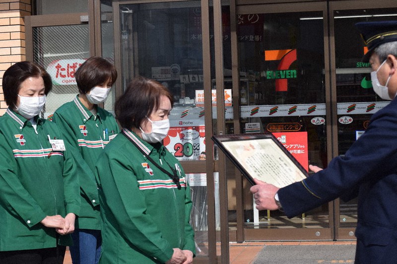 糸魚川・コンビニ店、特殊詐欺未然防止 女性3人に感謝状 ／新潟