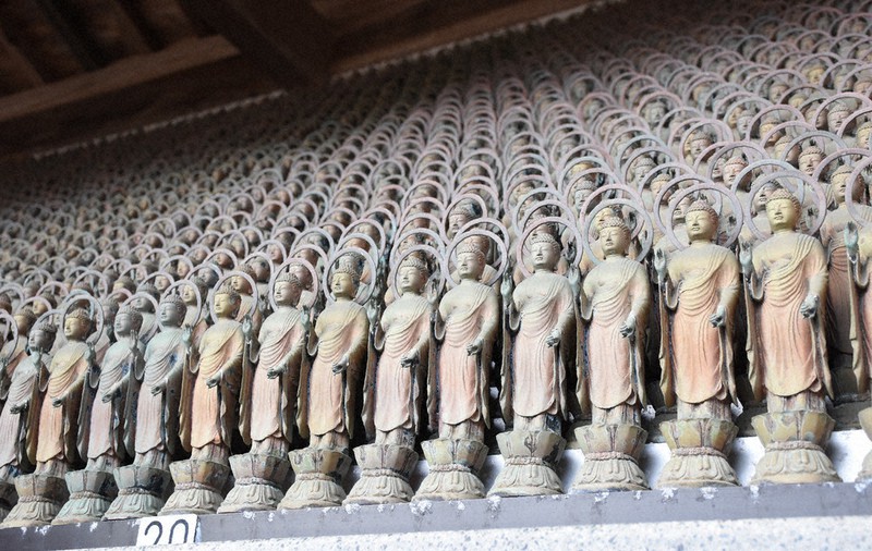 奉納された薬師如来像の数々=島根県出雲市小境町の一畑薬師で2021年2月5日午後4時20分、前田葵撮影