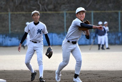 ノックを受ける米崎薫暉主将（右）ら＝高知県須崎市で、北村栞撮影