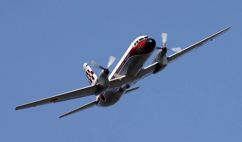 空自のYS11初号機、ラストフライト 64年東京五輪で聖火を輸送 [写真