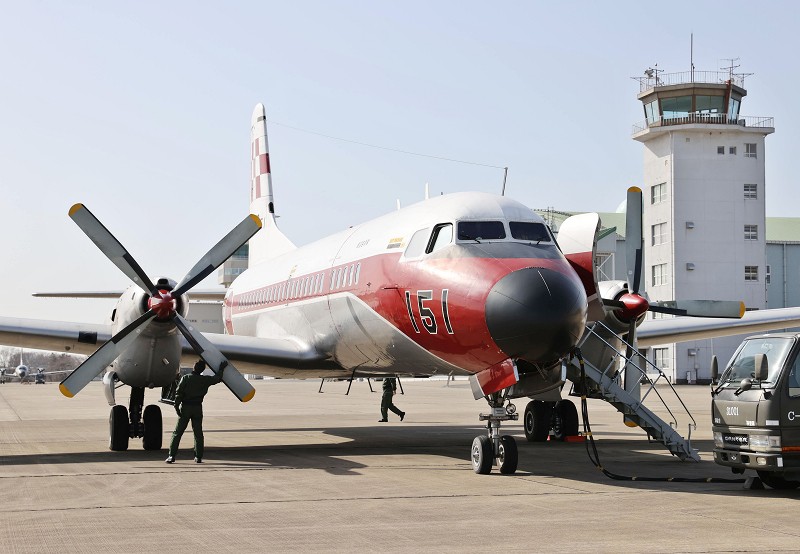 空自のYS11初号機、ラストフライト 64年東京五輪で聖火を輸送 [写真
