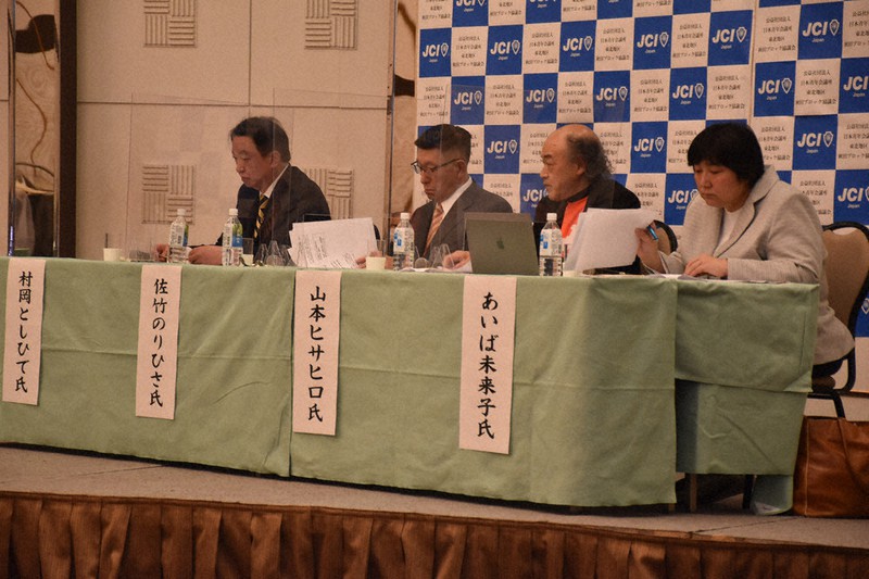 司会者が質問を募る中、沈黙を続ける各立候補予定者=秋田市で2021年3月14日午後2時44分、高野裕士撮影