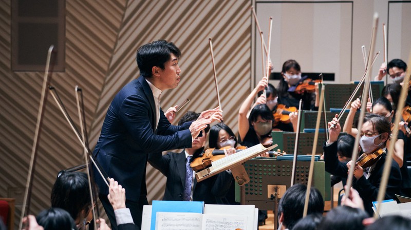 原田慶太楼もまた、コロナ禍の音楽界に明るい光をもたらした若手指揮者のひとり。4月には東響の正指揮者に就任する (C)T.Tairadate / TSO