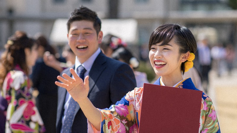 今年の大学の卒業式では卒業生らが楽しく語り合う場面は見られるのか