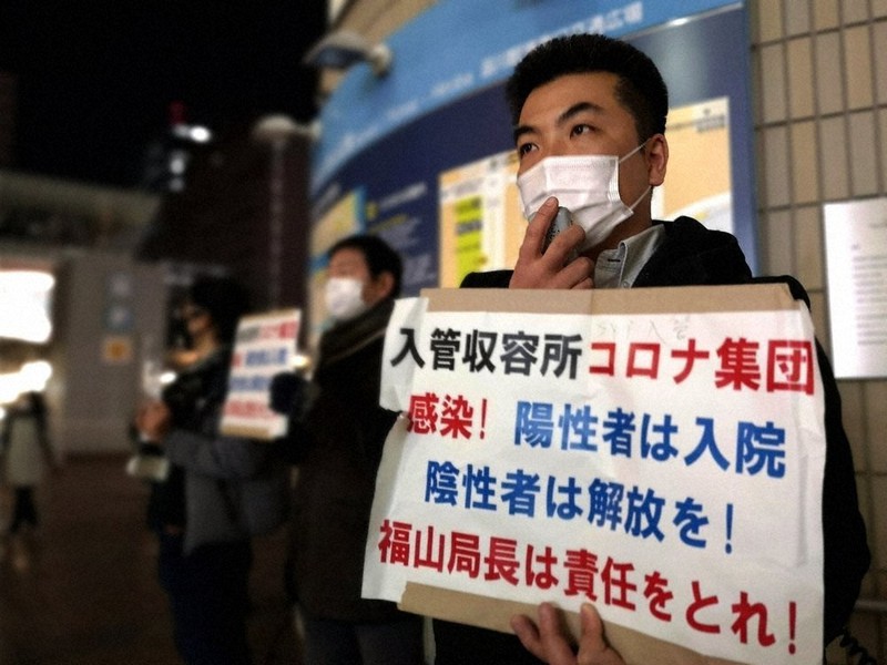 街頭宣伝で入管当局の責任を追及するSYI(収容者友人有志一同)の柏崎正憲さん=品川駅前で2月19日(参加者提供)