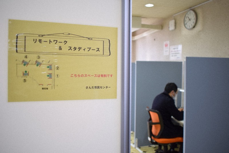 無線LANやロッカーを備え1時間50円で利用できる、さんだ市民センターのリモートワーク専用ブース=兵庫県三田市三田町のさんだ市民センターで、稲田佳代撮影