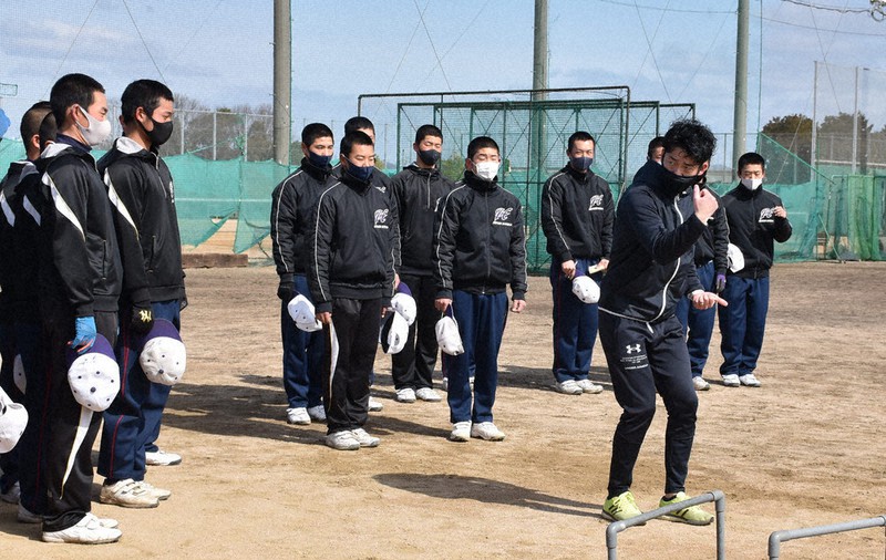 春へ走れ ２１センバツ東播磨 武器の走力 さらに磨きを 外部トレーナー 万浪さん指導 兵庫 毎日新聞
