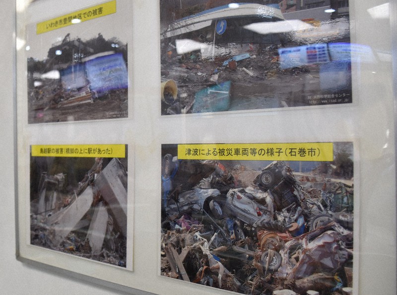 長崎市役所本館で展示されている被災地の写真