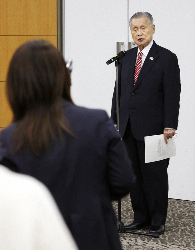 日本オリンピック委員会評議員会での女性理事を巡る発言について取材に応じ、発言を撤回した東京五輪・パラリンピック組織委員会の森喜朗前会長=東京都中央区で2月4日午後2時15分(代表撮影)