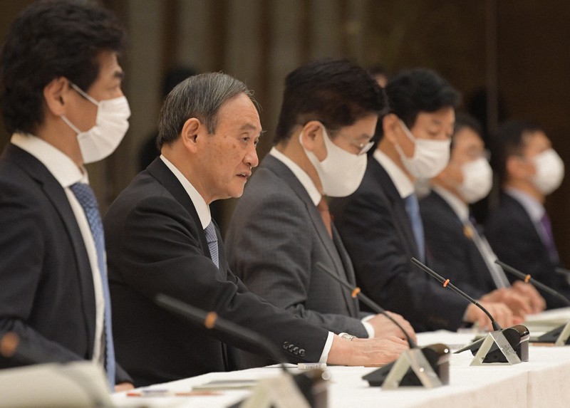首都圏4都県に発令している緊急事態宣言の解除を決定し、新型コロナウイルス感染症対策本部の会合で発言する菅義偉首相(左から2人目)=首相官邸で2021年3月18日午後5時56分、竹内幹撮影