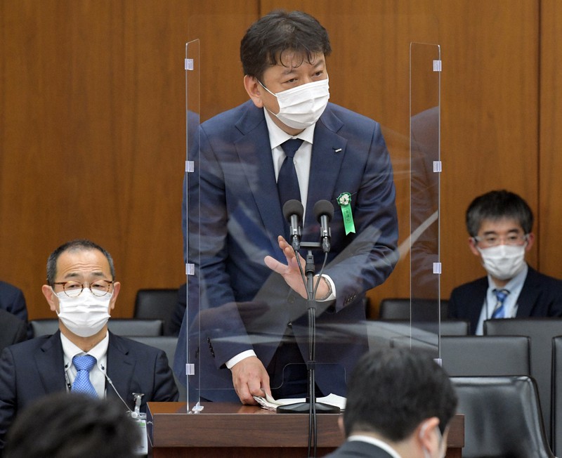衆院経済産業委員会・原子力問題調査特別委員会連合審査会で質問に答える東京電力の小早川智明社長(中央)。左は原子力規制委員会の更田豊志委員長=国会内で2021年3月18日午後4時50分、竹内幹撮影