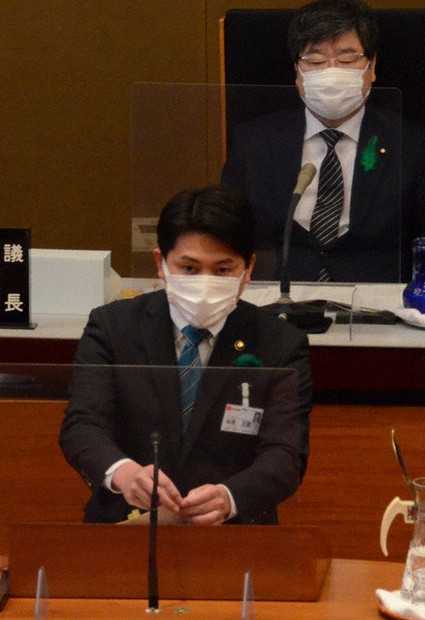 昨年末のゴルフについて問われ、答弁する柴橋正直市長(手前)=岐阜市今沢町の岐阜市議会で2021年3月17日午前11時29分、井上知大撮影