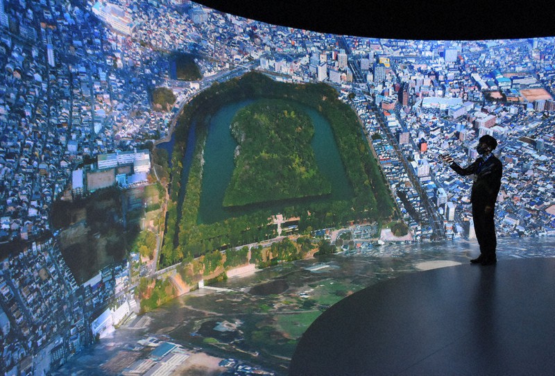 館内のシアターの様子。空撮された大山古墳(仁徳天皇陵)が映し出されている=堺市堺区で2021年3月10日午後3時16分、園部仁史撮影