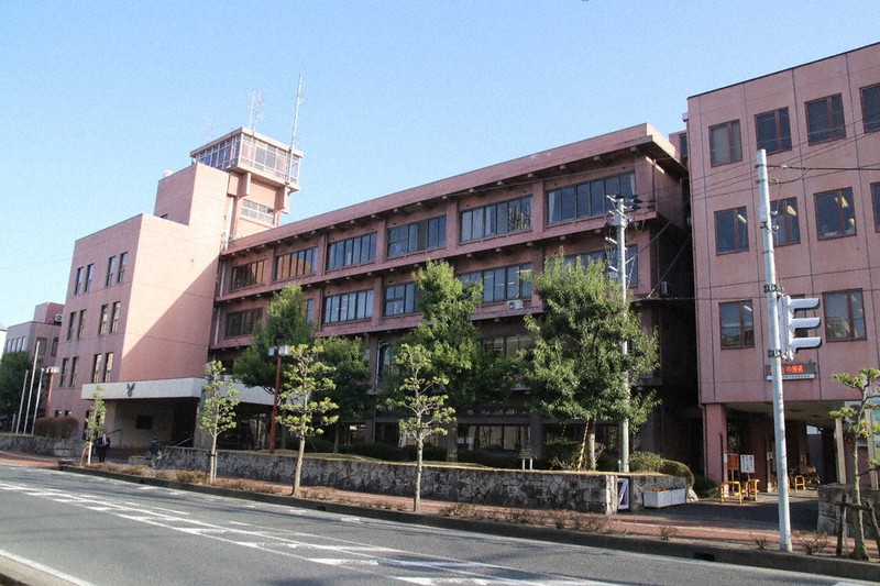 耐震強度不足などが課題の奈良県橿原市役所本庁舎=同市で、姜弘修撮影