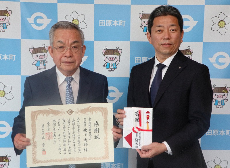 感謝状を受け取った南部環境開発の北川秀修社長(左)と森章浩町長=奈良県田原本町役場で、稲生陽撮影