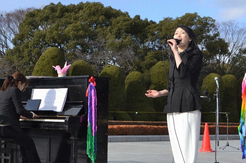 被爆ピアノと共演するまほろば遊さん=広島市中区の平和記念公園で、山本尚美撮影