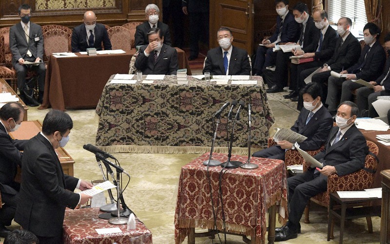 衆院議院運営委員会で質問する立憲民主党の枝野幸男代表(手前左)。同右は菅義偉首相=国会内で18日午後3時13分、竹内幹撮影