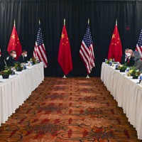 会談に臨むブリンケン米国務長官（右から2人目）と中国の楊潔篪・共産党政治局員（左から2人目）＝米アラスカ州アンカレジで18日、AP