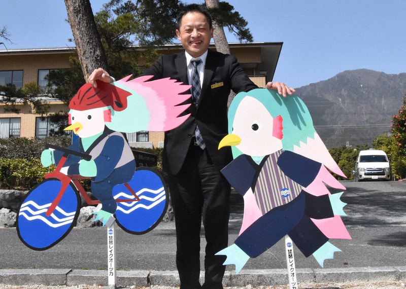 琵琶レイクオーツカの山極明宏支配人らが作製したビワイチ仕様のアマビエ飛び出し坊や(左)と、第1弾のアマビエ飛び出し坊や=大津市南小松で2021年3月17日午前11時0分、菅健吾撮影