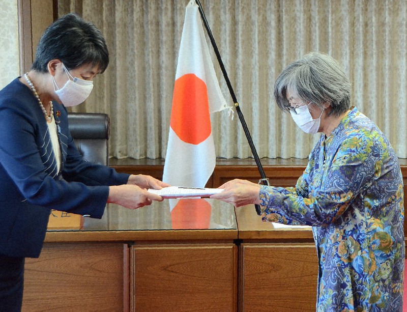 上川陽子法相(左)に要望書を提出する高橋シズヱさん=東京都千代田区の法務省で2021年3月19日午後3時36分、巽賢司撮影