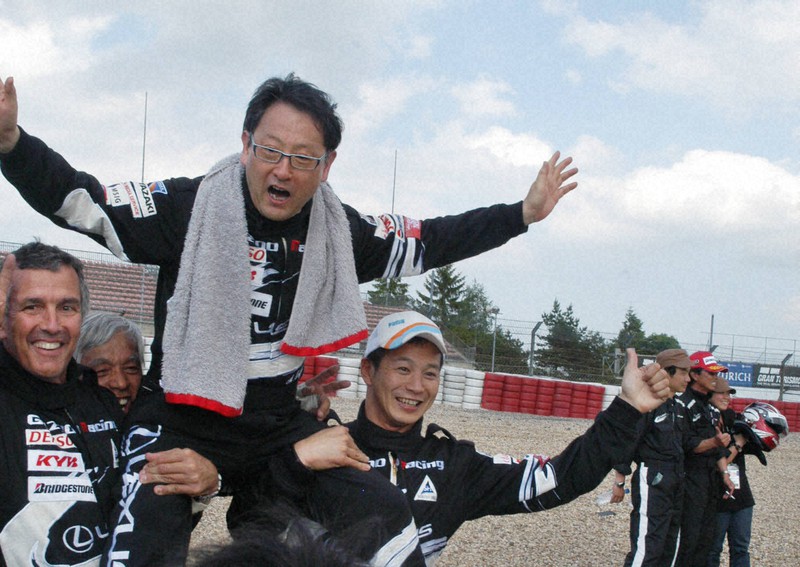 レースを終えて互いに健闘をたたえ合うトヨタ自動車の豊田章男副社長(当時・中央)らドライバー=独ニュルブルクリンクで2009年5月、米川直己撮影