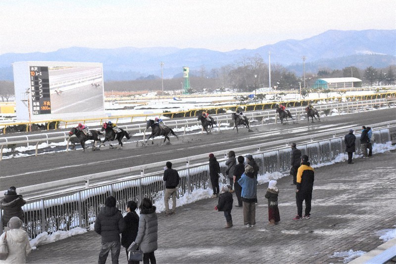 禁止薬物検出後に中止されていたレースが2019年12月に再開され、見守るファン=岩手県奥州市水沢の水沢競馬場で2019年12月7日、三瓶杜萌撮影