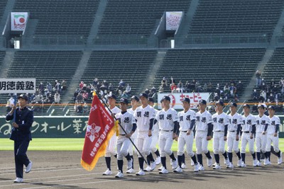 入場行進する明徳義塾の選手たち＝阪神甲子園球場で２０２１年３月１９日、藤井達也撮影
