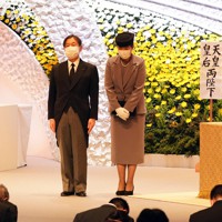 東日本大震災10周年追悼式に出席された天皇、皇后両陛下。新型コロナウイルスの感染拡大以降、外出時などは常にマスクを着用している＝東京都千代田区の国立劇場で2021年3月11日午後3時38分（代表撮影）