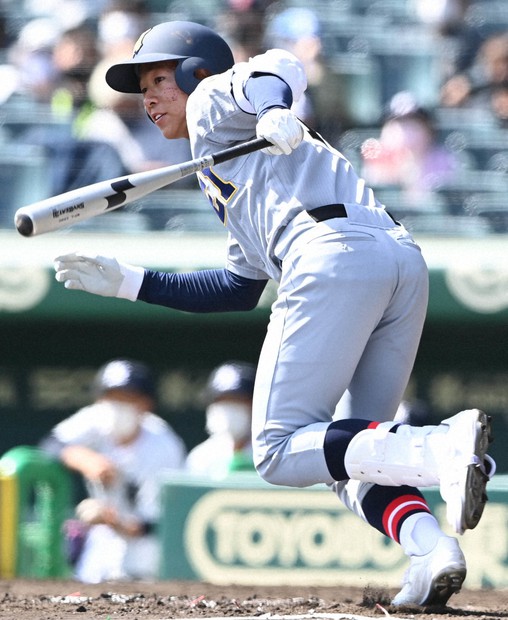 なぜセンバツも？暑さ対策の白スパイクが春から流行 黒履かないワケ