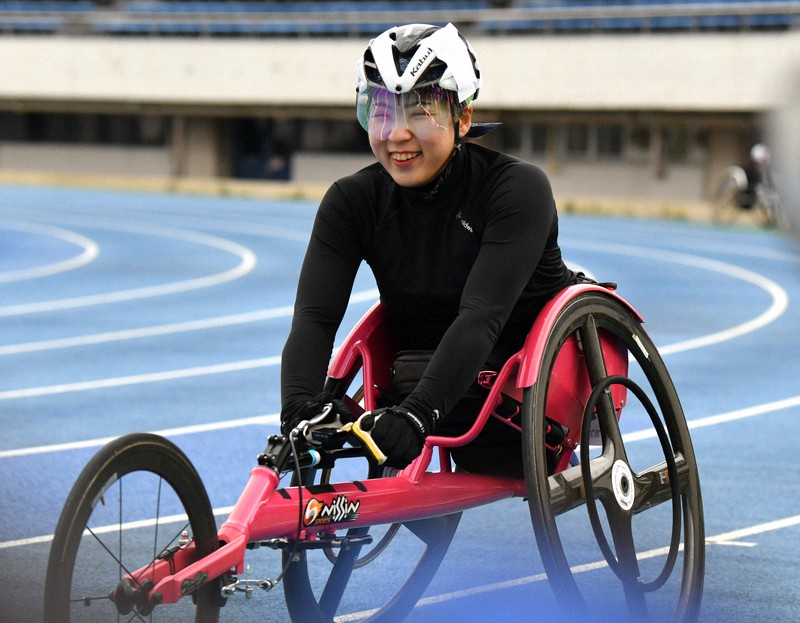 女子100メートル決勝(車いすT54)で優勝し笑顔の村岡桃佳=東京・駒沢陸上競技場で2021年3月20日、宮間俊樹撮影
