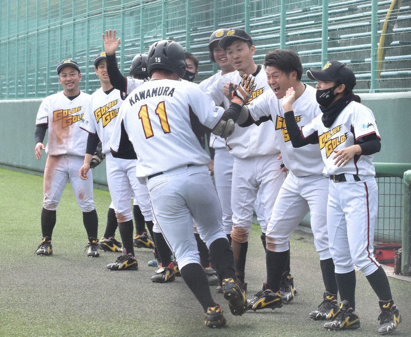 【茨城ゴールデンゴールズ-つくばク】七回表、勝ち越しの2ランを放った茨城GG・川村を出迎える片岡監督(右端)と選手ら=茨城県日立市民球場で2021年3月20日、田内隆弘撮影