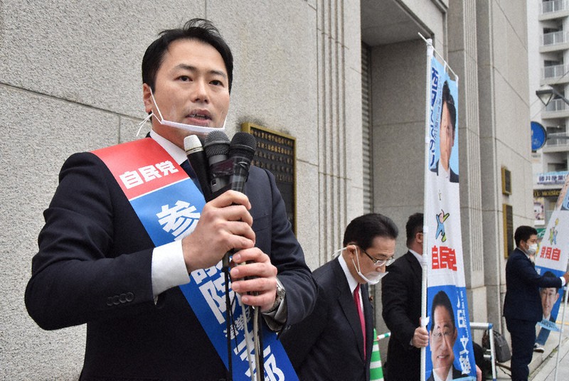 初めての街頭演説に臨んだ西田英範氏(左)=広島市中区で2021年3月13日午後2時23分、小山美砂撮影