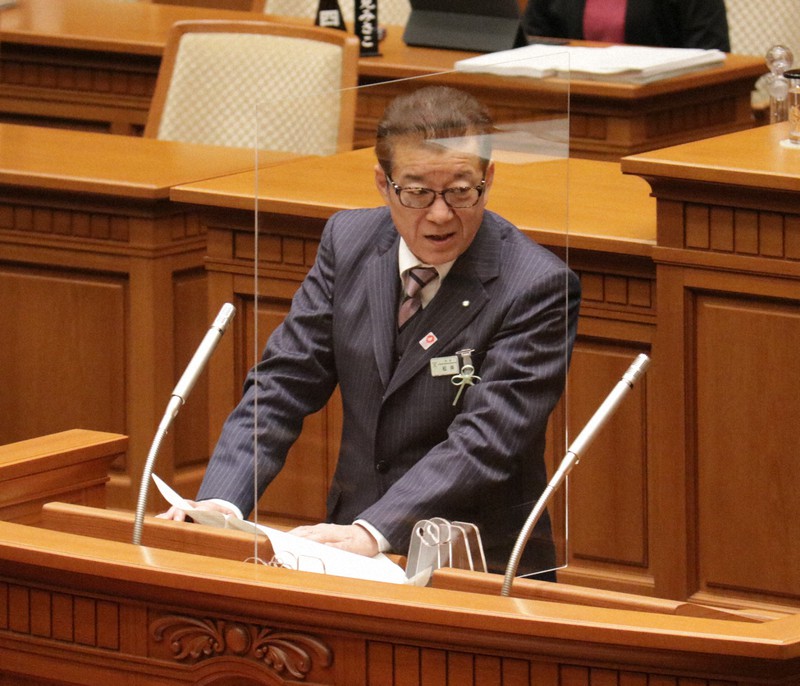 大阪府と大阪市の広域行政一元化条例案について、代表質問で答弁する松井一郎市長=大阪市議会で2021年3月4日、田畠広景撮影