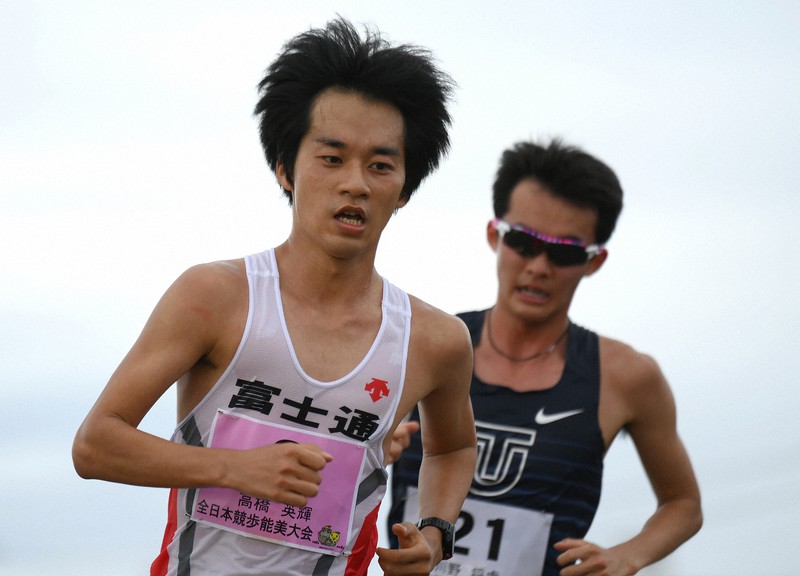 男子20キロ競歩、コースを周回する高橋英輝(手前)と川野将虎=石川県能美市で2021年3月21日、久保玲撮影