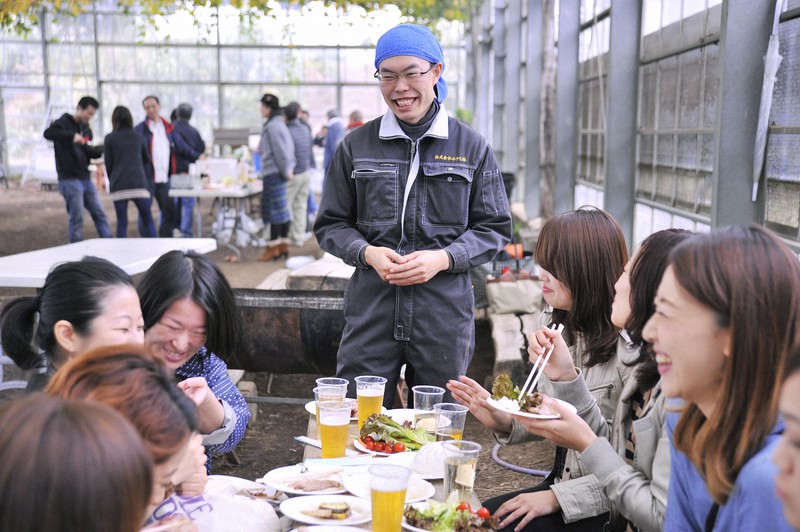 バーベキューに訪れた客と談笑する宮治勇輔さん=本人提供
