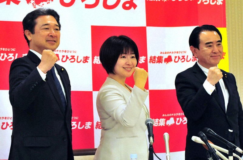 記者会見で、立憲民主党県連の佐藤公治代表(右)と森本真治代表代行(左)とともに報道陣の撮影に応じる宮口治子氏=広島市中区で、賀有勇撮影