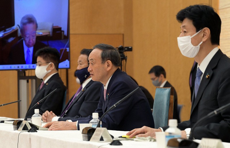経済財政諮問会議で発言する菅義偉首相(右から2人目)。右端は西村康稔経済再生担当相=首相官邸で2021年3月22日午後6時51分、竹内幹撮影